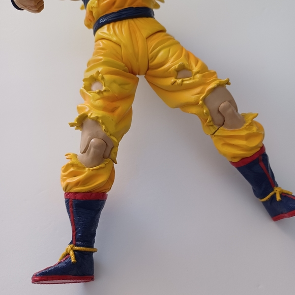 9" Dragon Ball Z Movie Edition 'Battle Damaged' Goku SS3 Action Figure - Picture 10 of 13